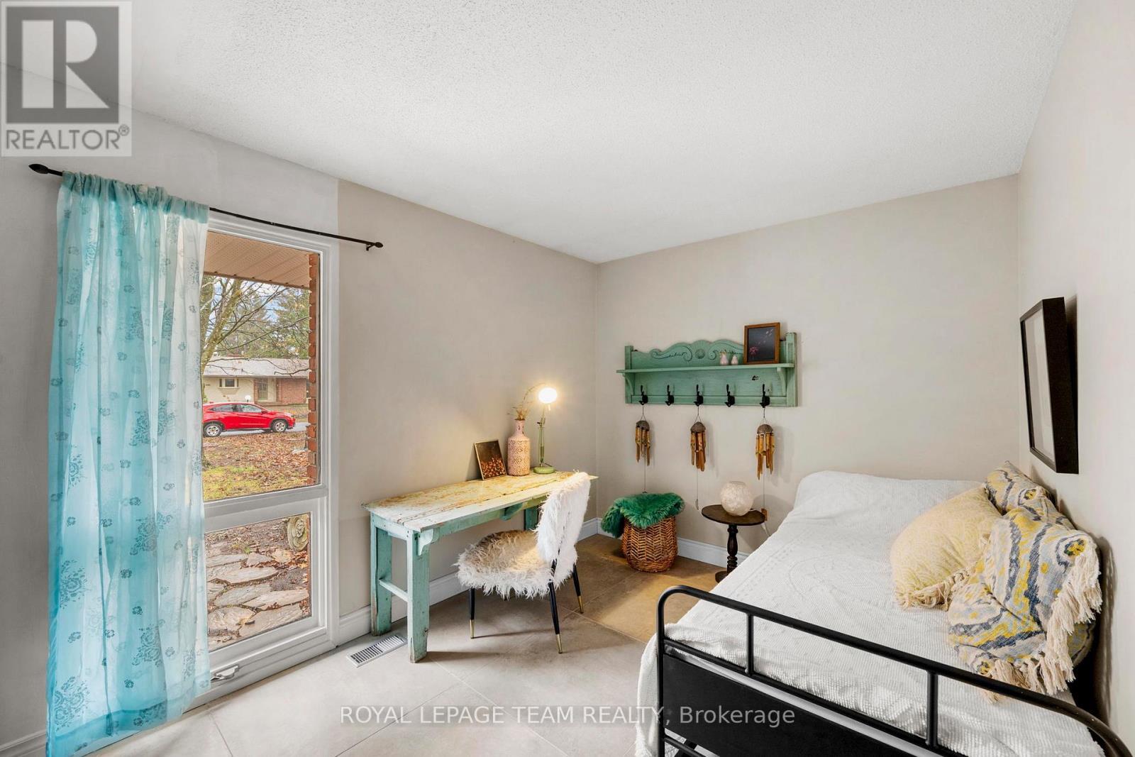 












33 RUTHERFORD CRESCENT

,
Ottawa,




Ontario
K2K1N1

