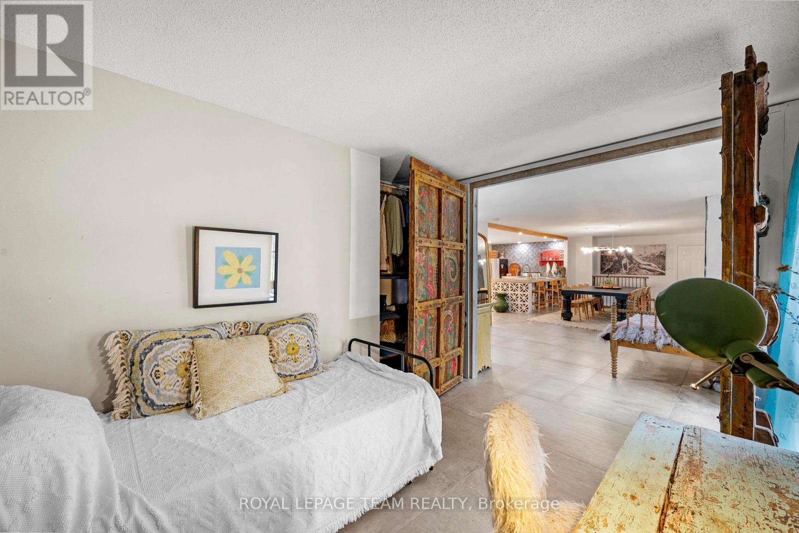 












33 RUTHERFORD CRESCENT

,
Ottawa,




Ontario
K2K1N1

