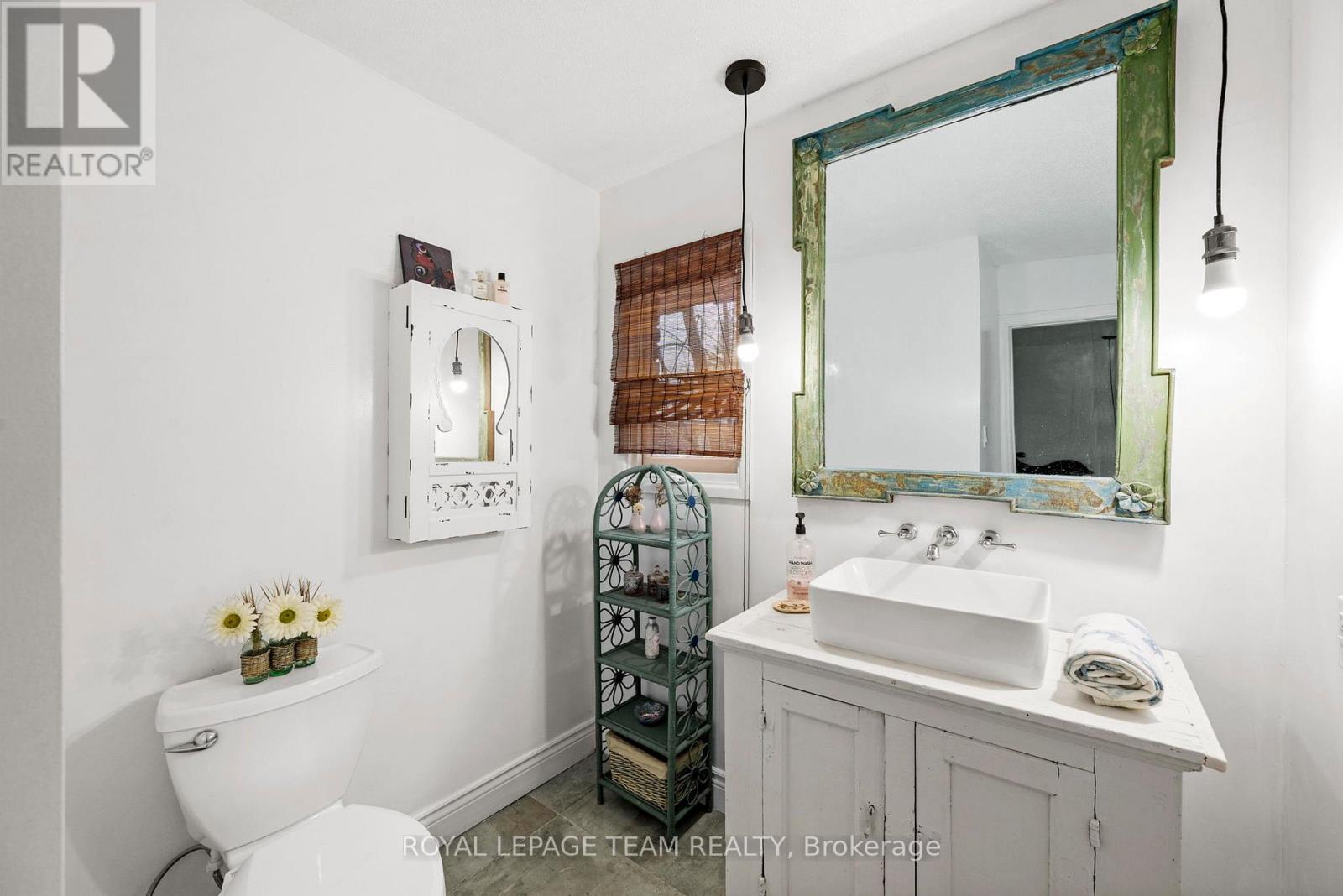 












33 RUTHERFORD CRESCENT

,
Ottawa,




Ontario
K2K1N1

