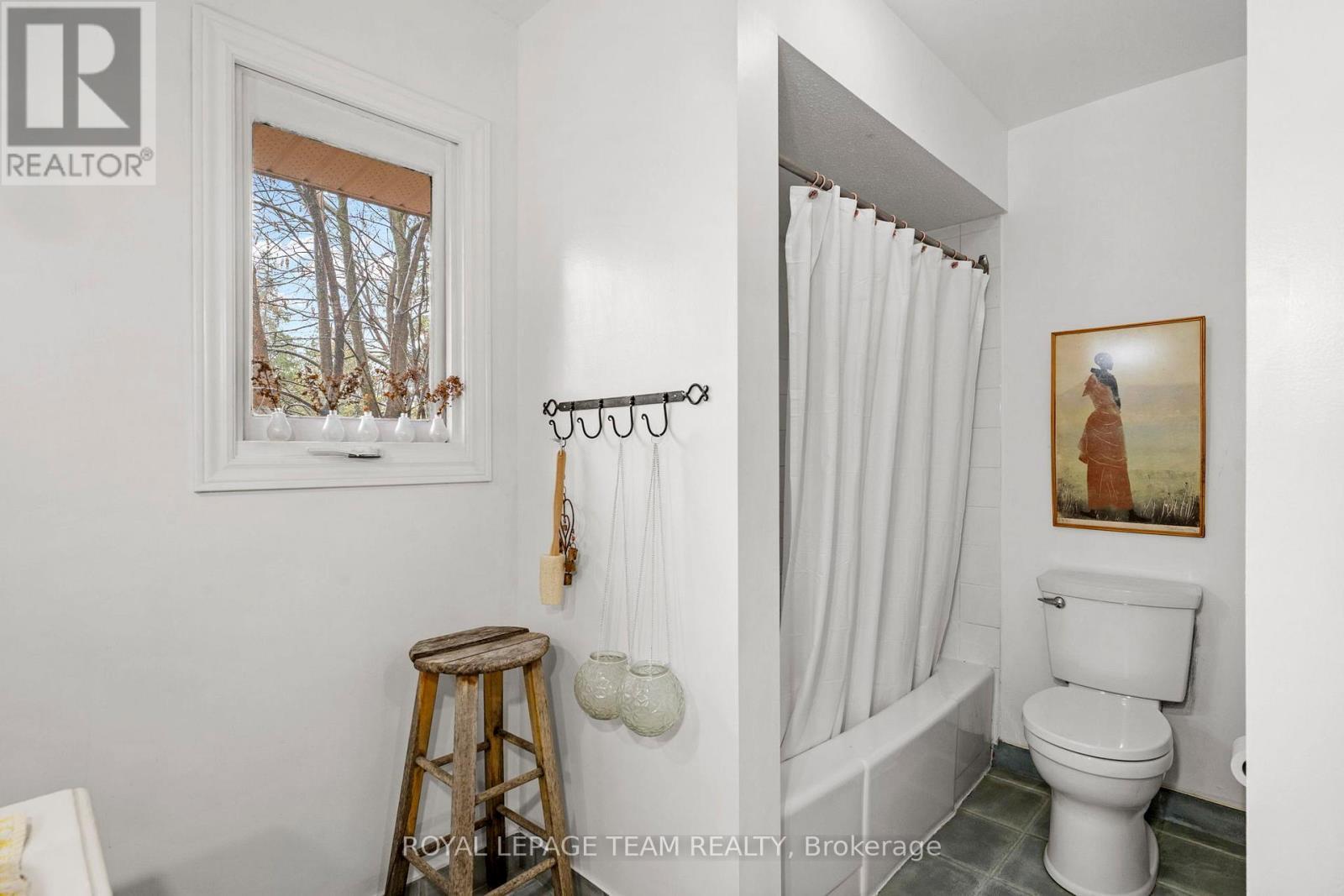 












33 RUTHERFORD CRESCENT

,
Ottawa,




Ontario
K2K1N1

