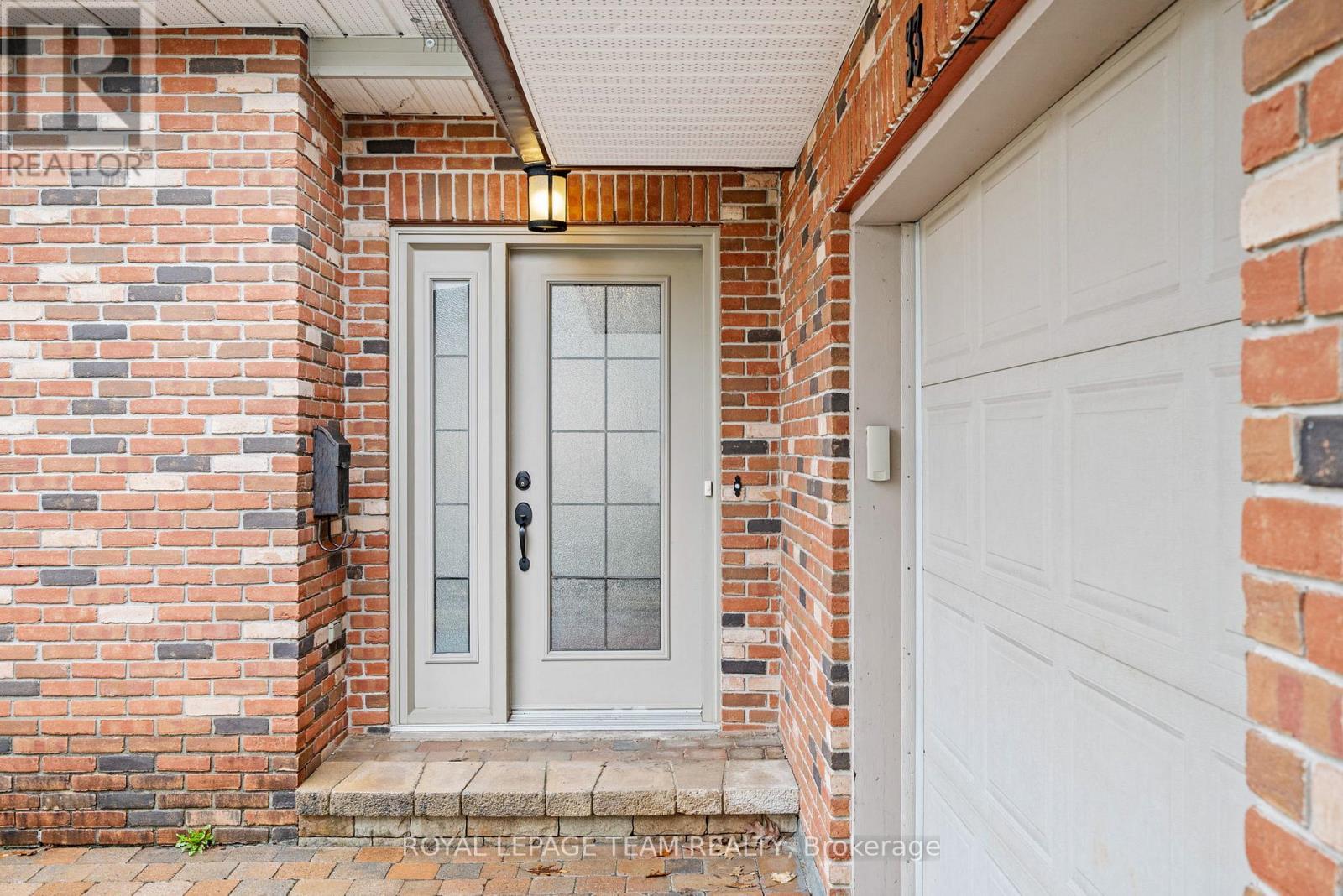 












33 RUTHERFORD CRESCENT

,
Ottawa,




Ontario
K2K1N1

