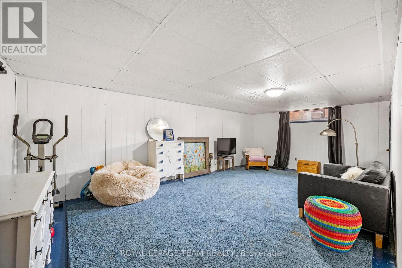 












33 RUTHERFORD CRESCENT

,
Ottawa,




Ontario
K2K1N1

