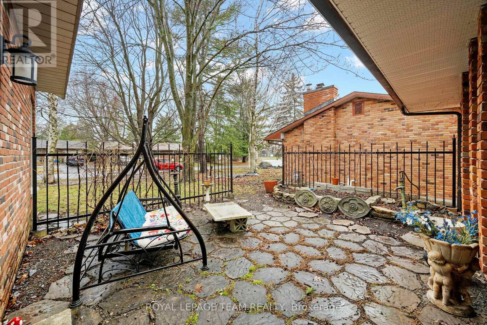 












33 RUTHERFORD CRESCENT

,
Ottawa,




Ontario
K2K1N1

