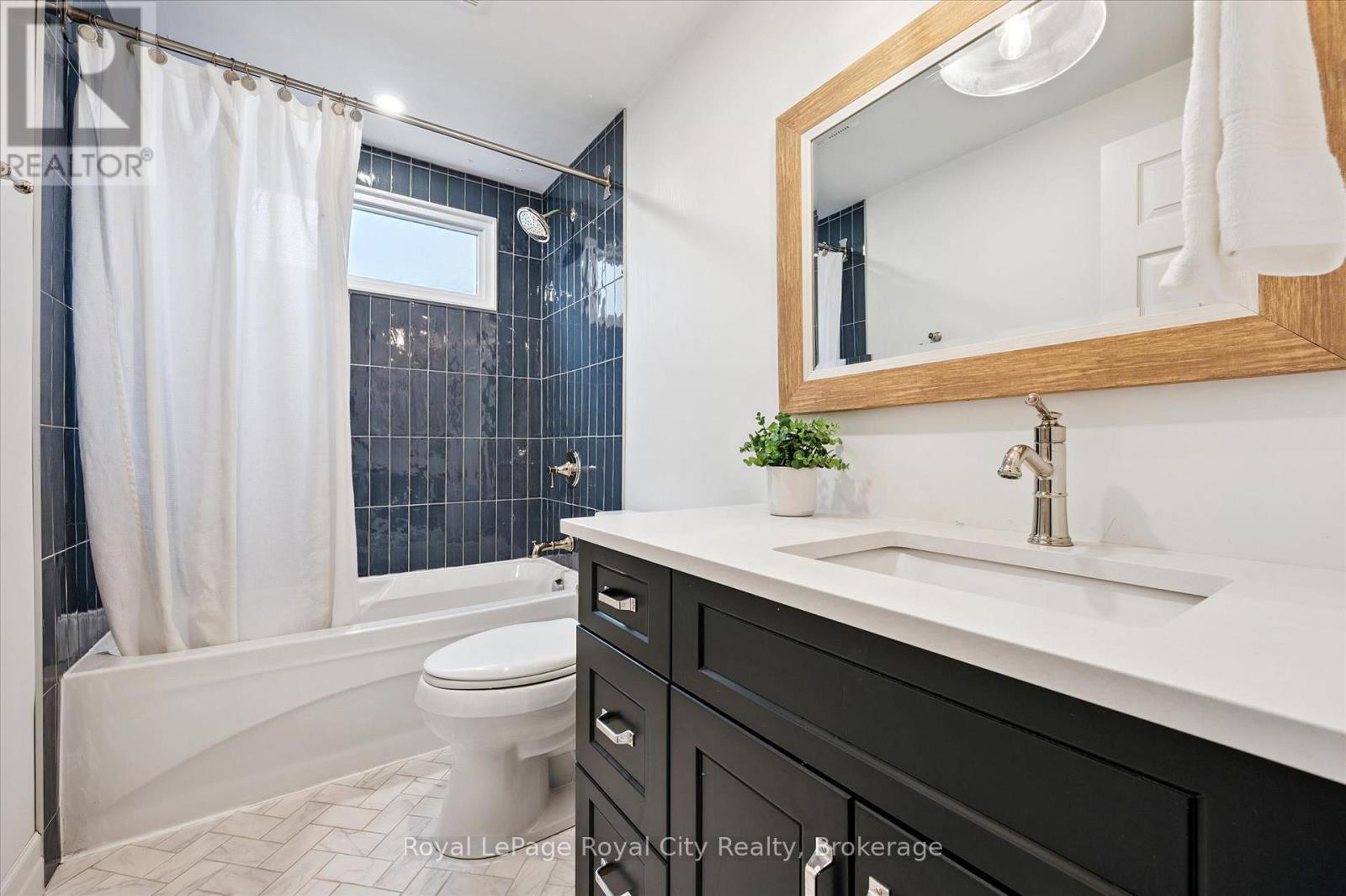 












14 WOOD DUCK COURT

,
Guelph (Kortright Hills),




Ontario
N1C1B1

