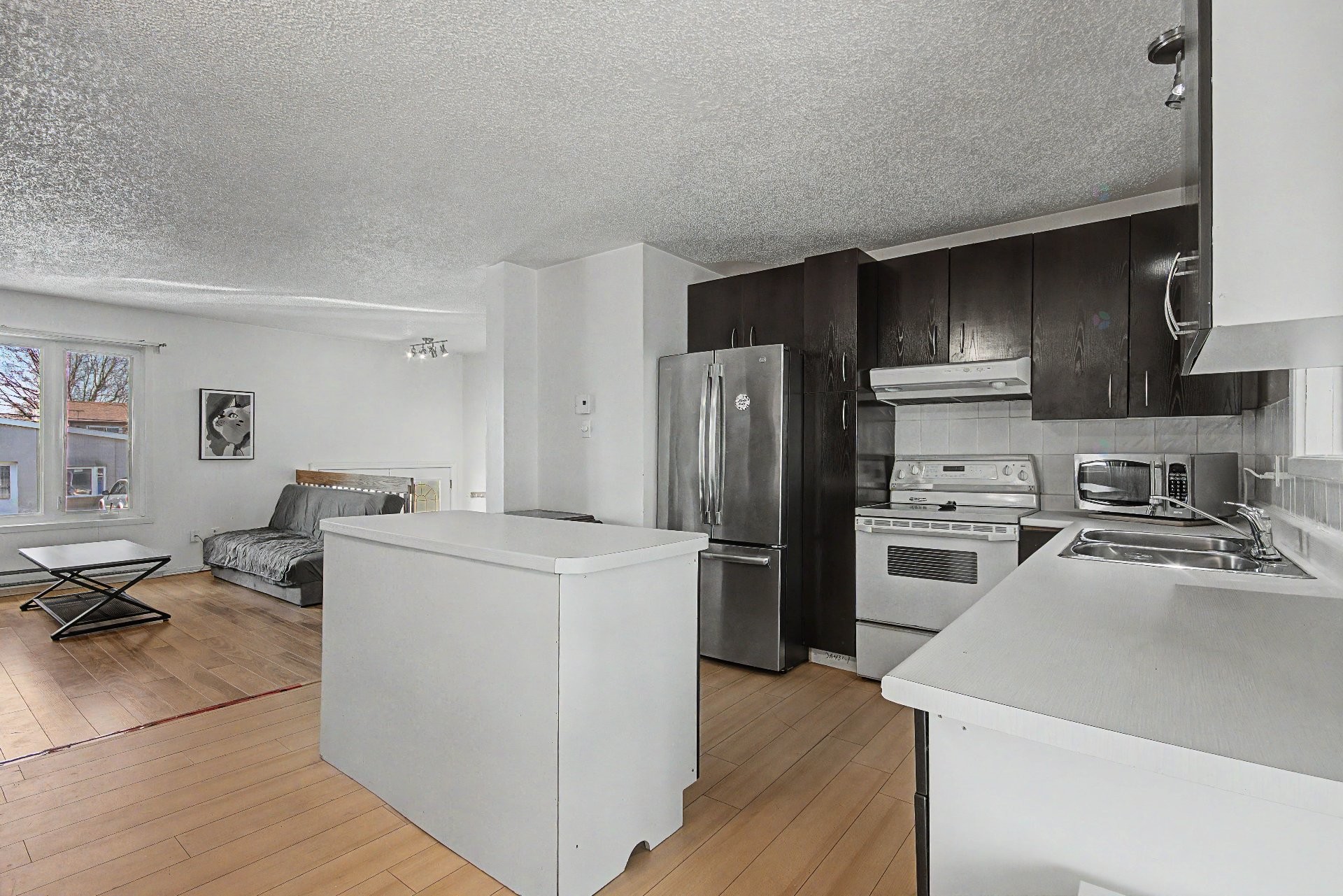 









5565

 - 5575


Rue Bachand

,
Longueuil (Saint-Hubert),




QC
J3Y0X5

