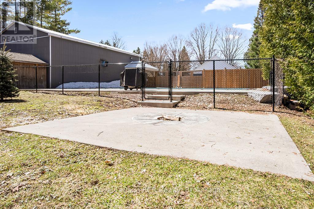 












144 LOUCKS LANE E

,
Chatsworth,




Ontario
N0H1G0

