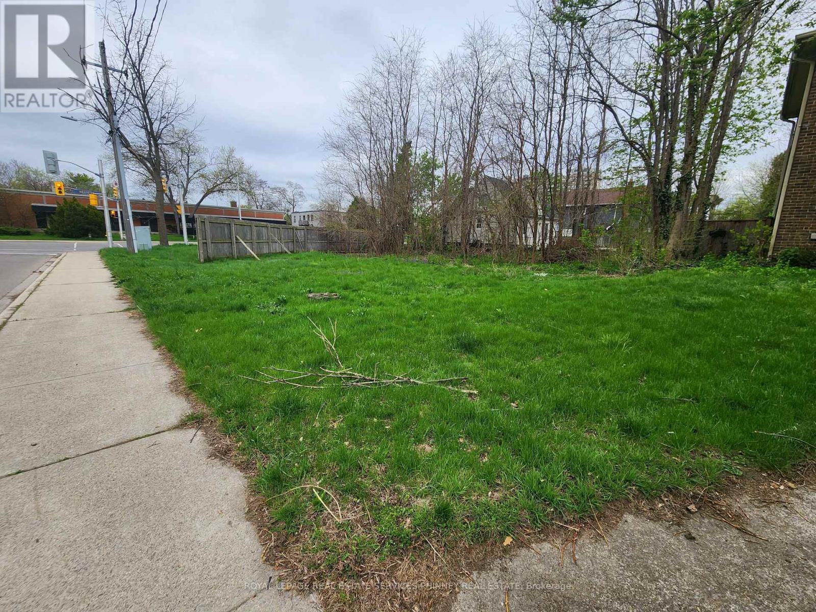 












685 BRANT STREET

,
Burlington,







Ontario
L7R2H4

