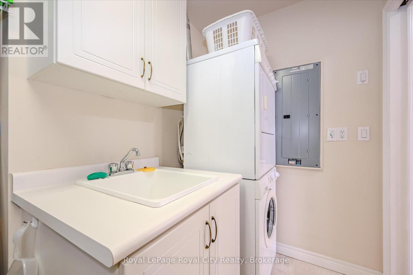 












401 - 65 BAYBERRY DRIVE

,
Guelph (Village By The Arboretum),




Ontario
N1G5K9


