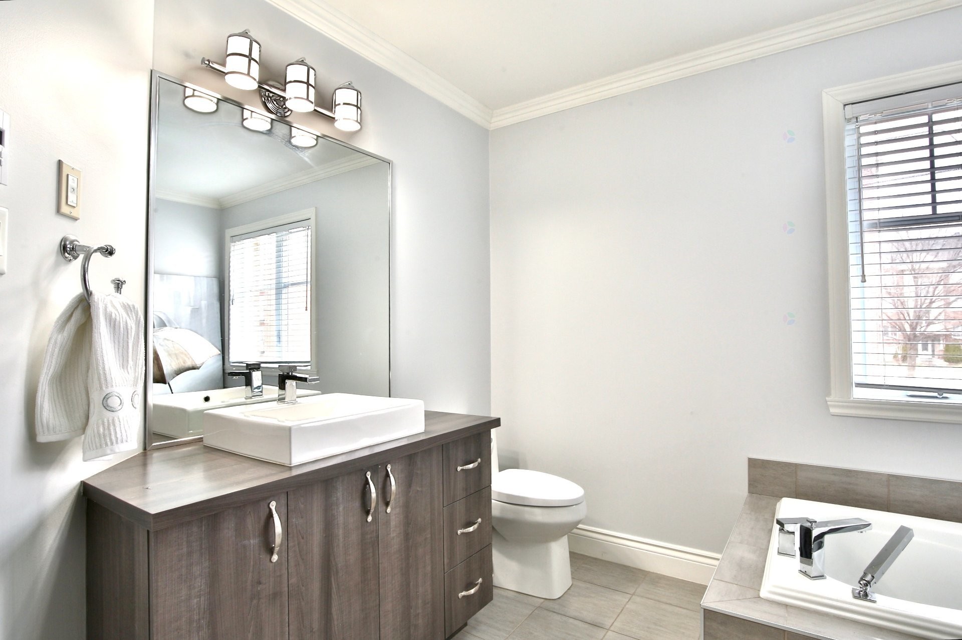 









3000


Rue Charles-Lacoste

, 3,
Longueuil (Saint-Hubert),




QC
J3Y0J2

