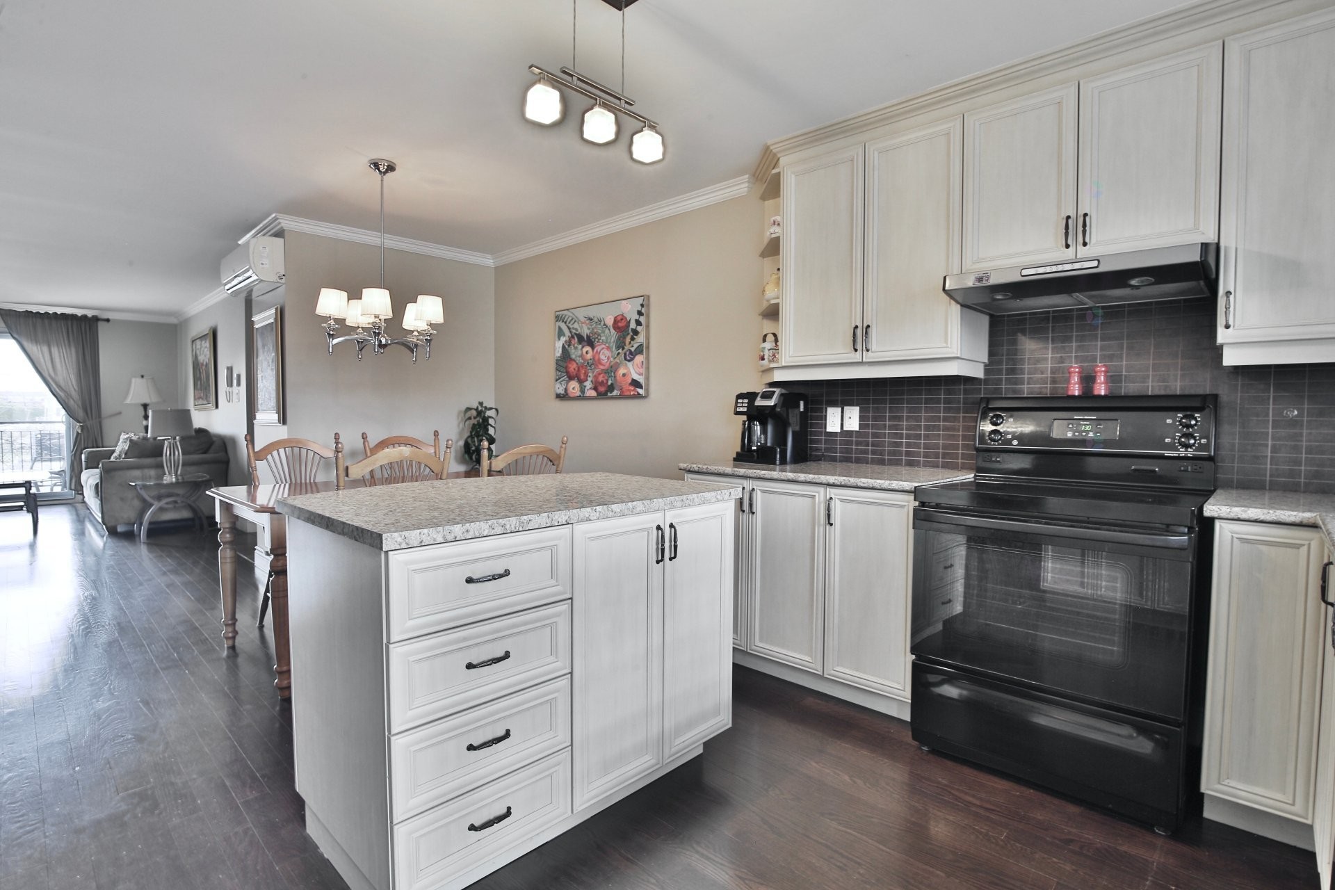 









3000


Rue Charles-Lacoste

, 3,
Longueuil (Saint-Hubert),




QC
J3Y0J2

