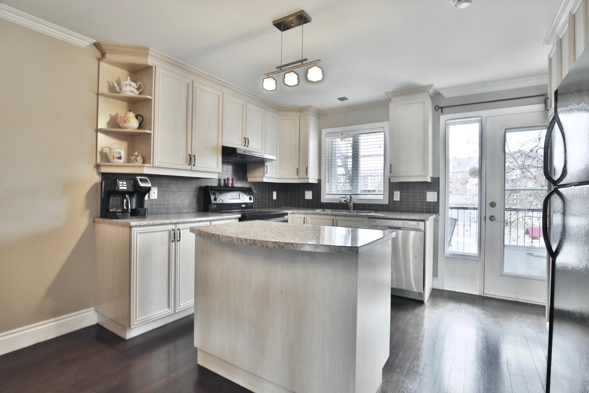 









3000


Rue Charles-Lacoste

, 3,
Longueuil (Saint-Hubert),




QC
J3Y0J2

