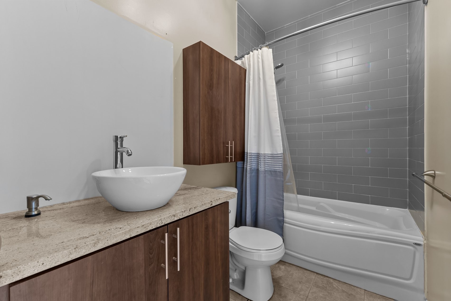 









7660


18e Avenue

, 3,
Montréal (Villeray/Saint-Michel/Parc-Extension),




QC
H2A2N2

