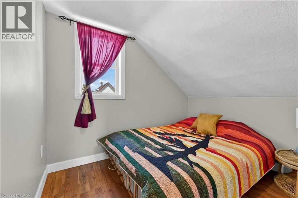 












30 CAMBRIDGE Avenue

,
Hamilton,




Ontario
L8H1T5

