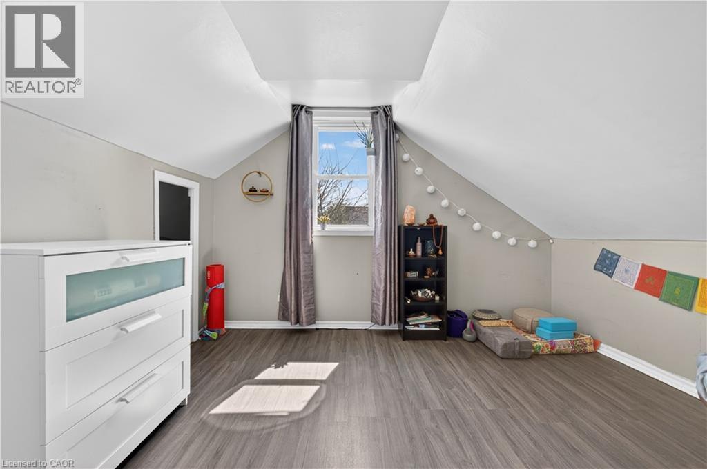 












30 CAMBRIDGE Avenue

,
Hamilton,




Ontario
L8H1T5

