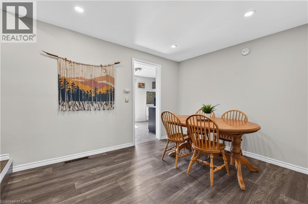 












30 CAMBRIDGE Avenue

,
Hamilton,




Ontario
L8H1T5

