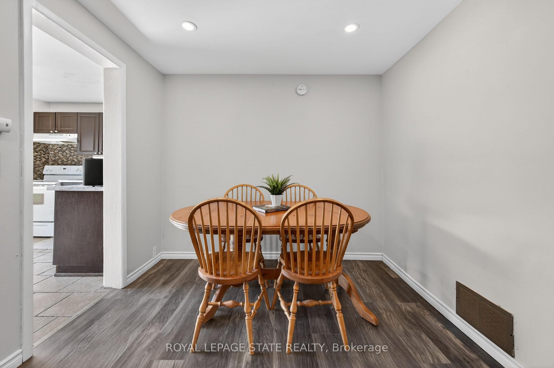 









30


Cambridge

Avenue,
Hamilton,




ON
L8H 1T5

