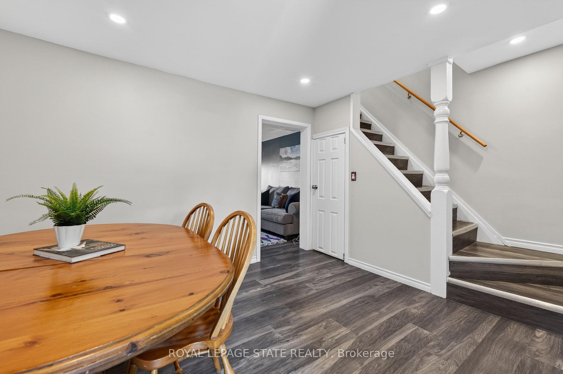 









30


Cambridge

Avenue,
Hamilton,




ON
L8H 1T5

