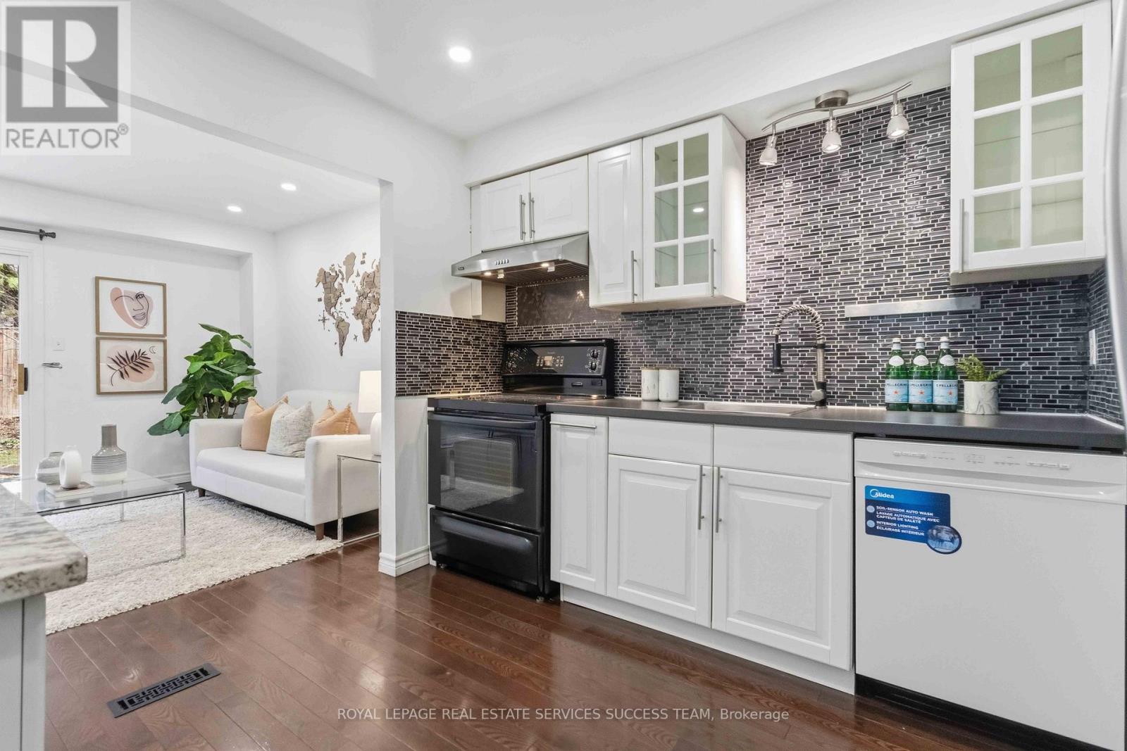 












31 THATCHER'S MILL WAY

,
Markham,




Ontario
L3P3T2

