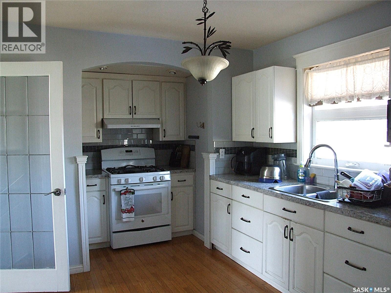 












232 5th STREET W

,
Leader,




Saskatchewan
S0N1H0

