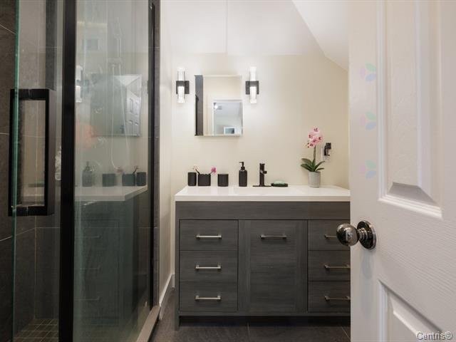 









2404


Rue de l'Acajou

,
Montréal (Saint-Laurent),




QC
H4R2R9

