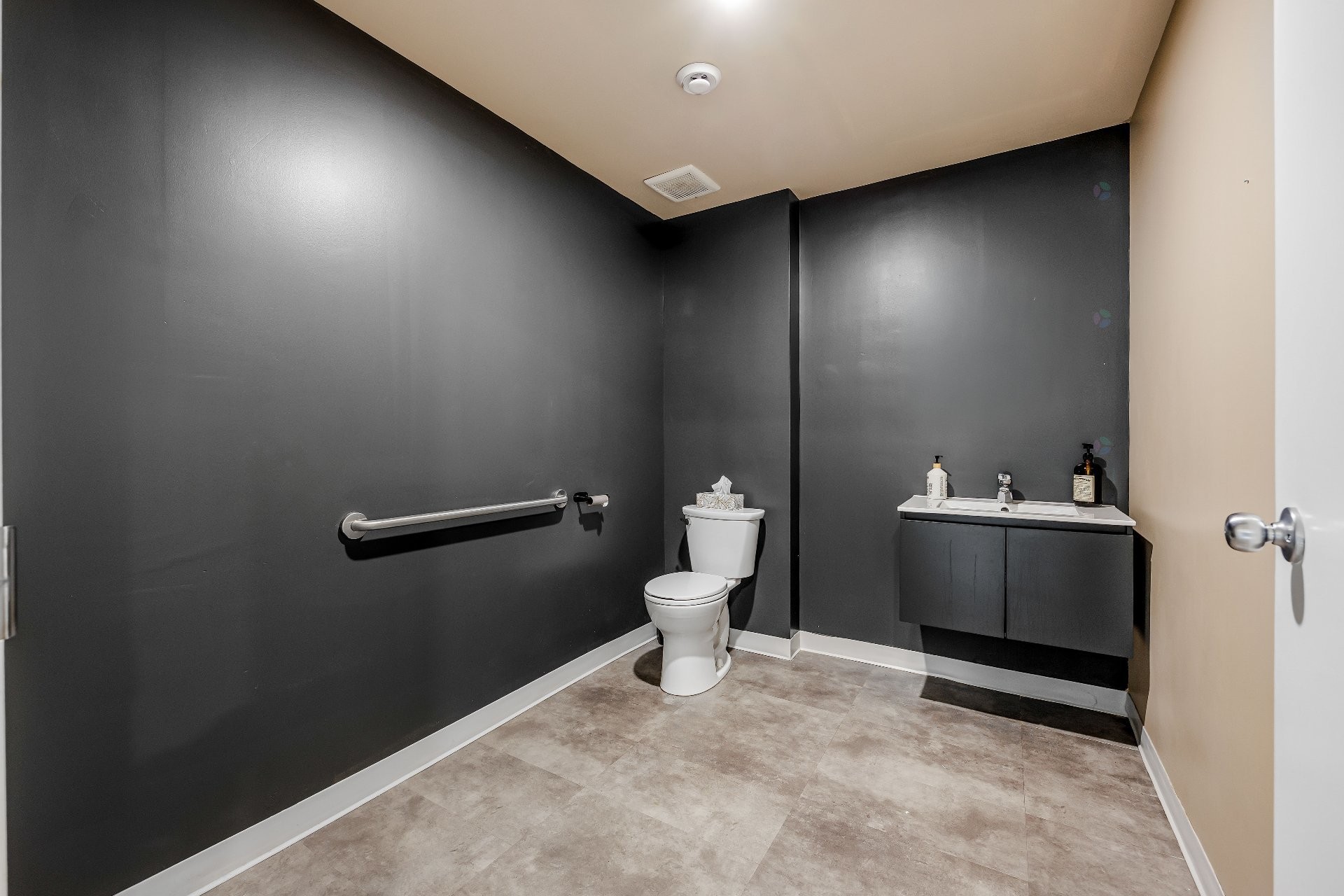 









460


Rue St-Charles O.

, A,
Longueuil (Le Vieux-Longueuil),




QC
J4H1G4

