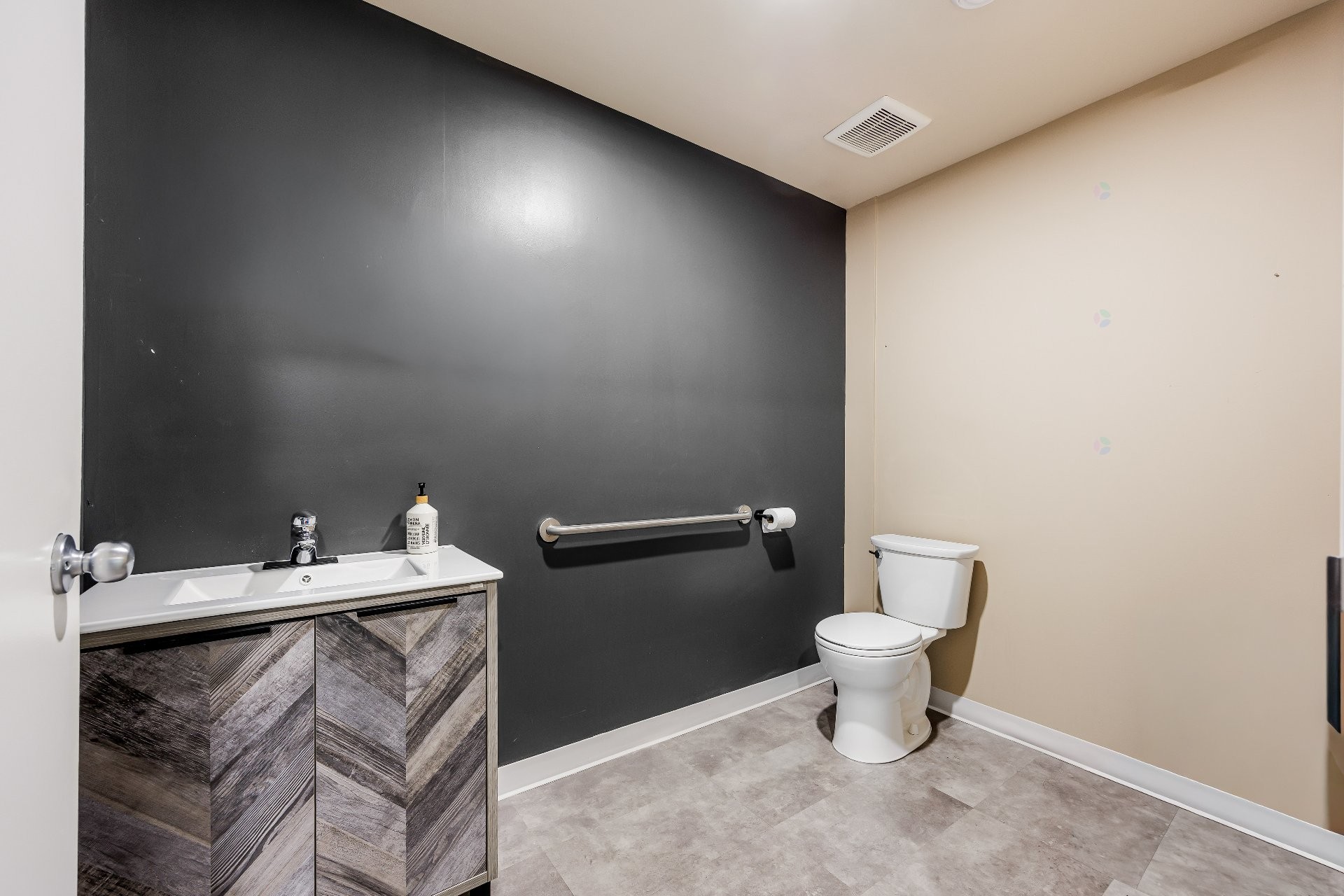 









460


Rue St-Charles O.

, A,
Longueuil (Le Vieux-Longueuil),




QC
J4H1G4

