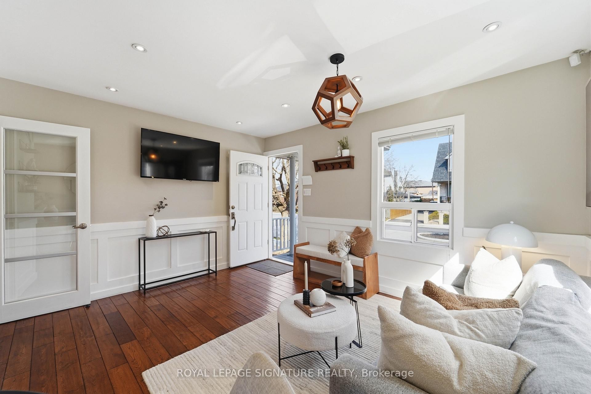 









33


Cochrane

Drive,
Toronto,




ON
M8Z 3Z4

