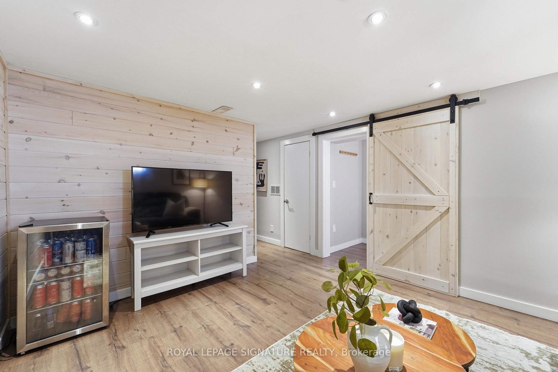 









33


Cochrane

Drive,
Toronto,




ON
M8Z 3Z4

