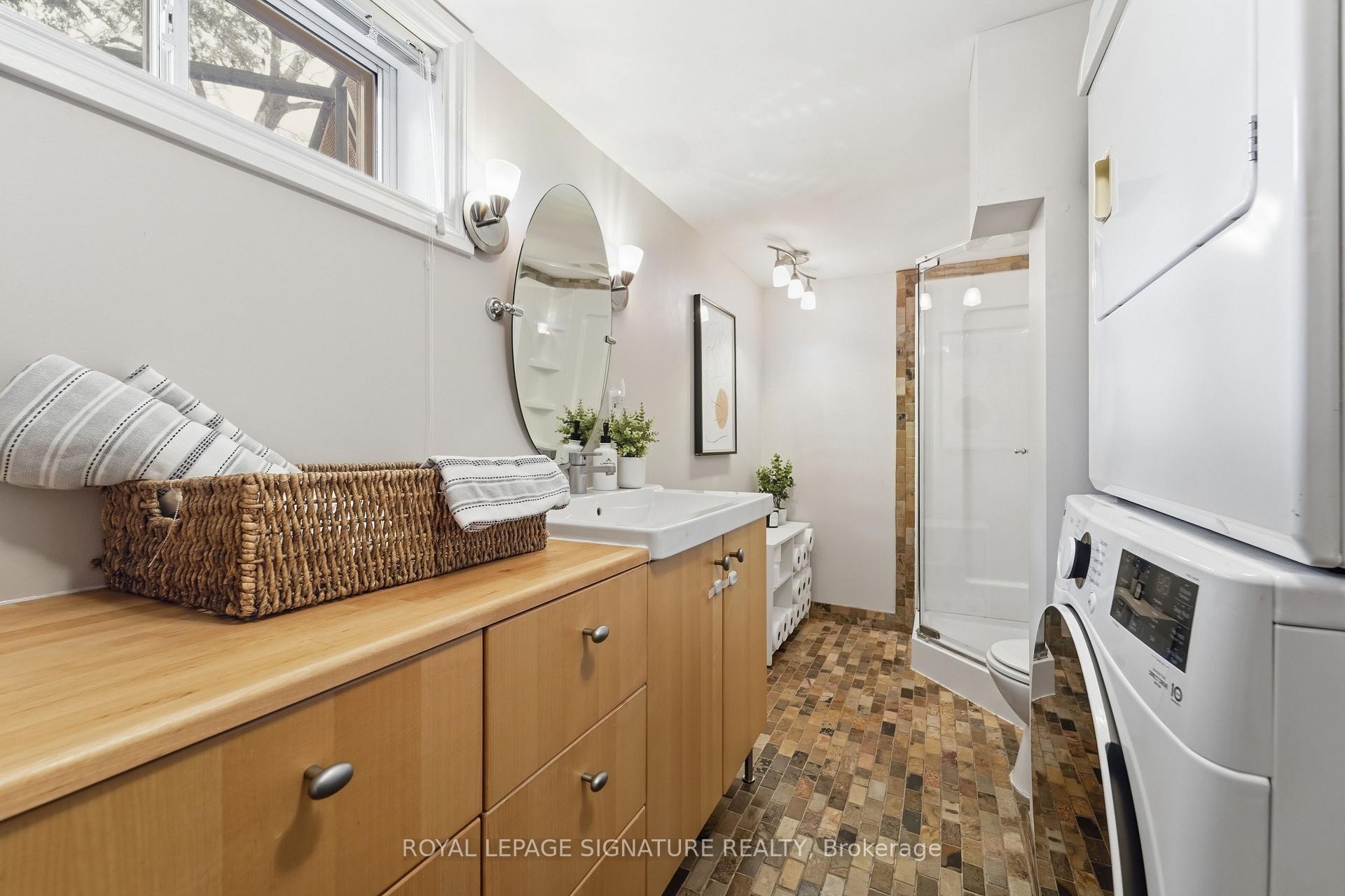 









33


Cochrane

Drive,
Toronto,




ON
M8Z 3Z4

