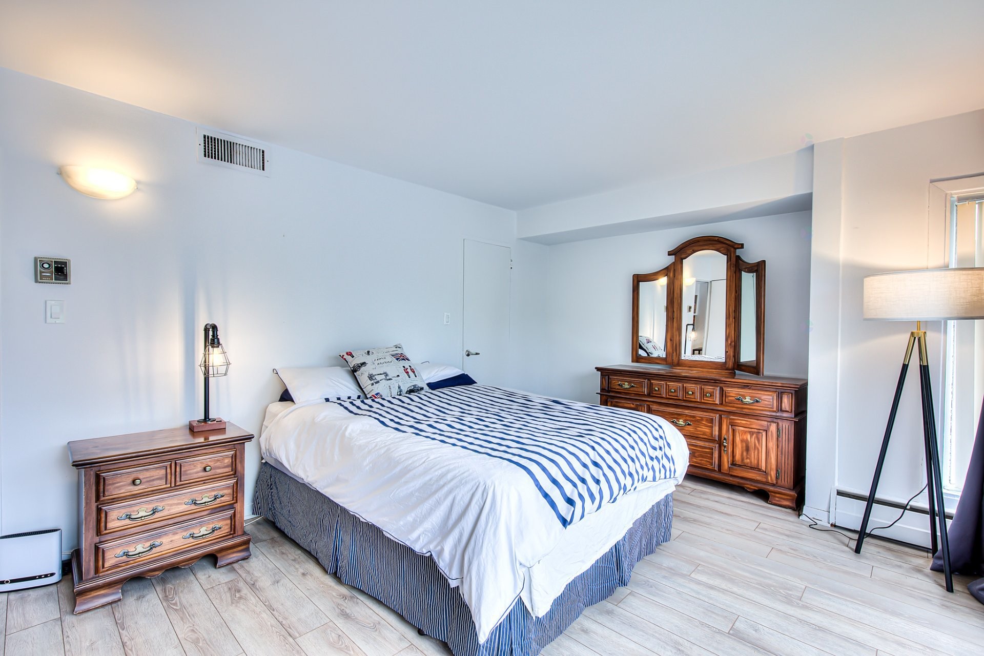 









6211


Ch. de la Côte-St-Luc

, 306,
Hampstead,




QC
H3X2H2

