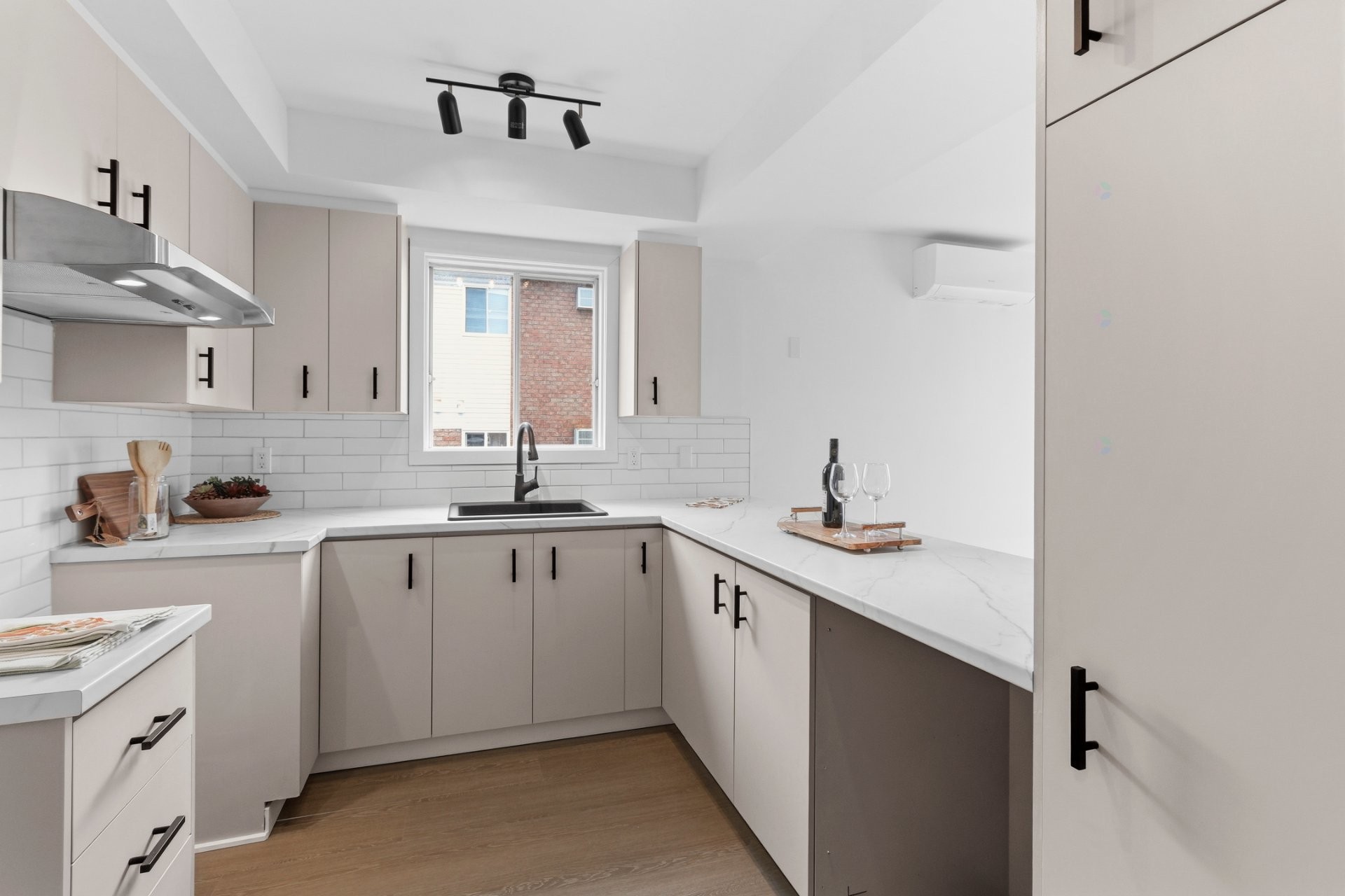 









112


Rue Richelieu

, 4,
Châteauguay,




QC
J6K5C3


