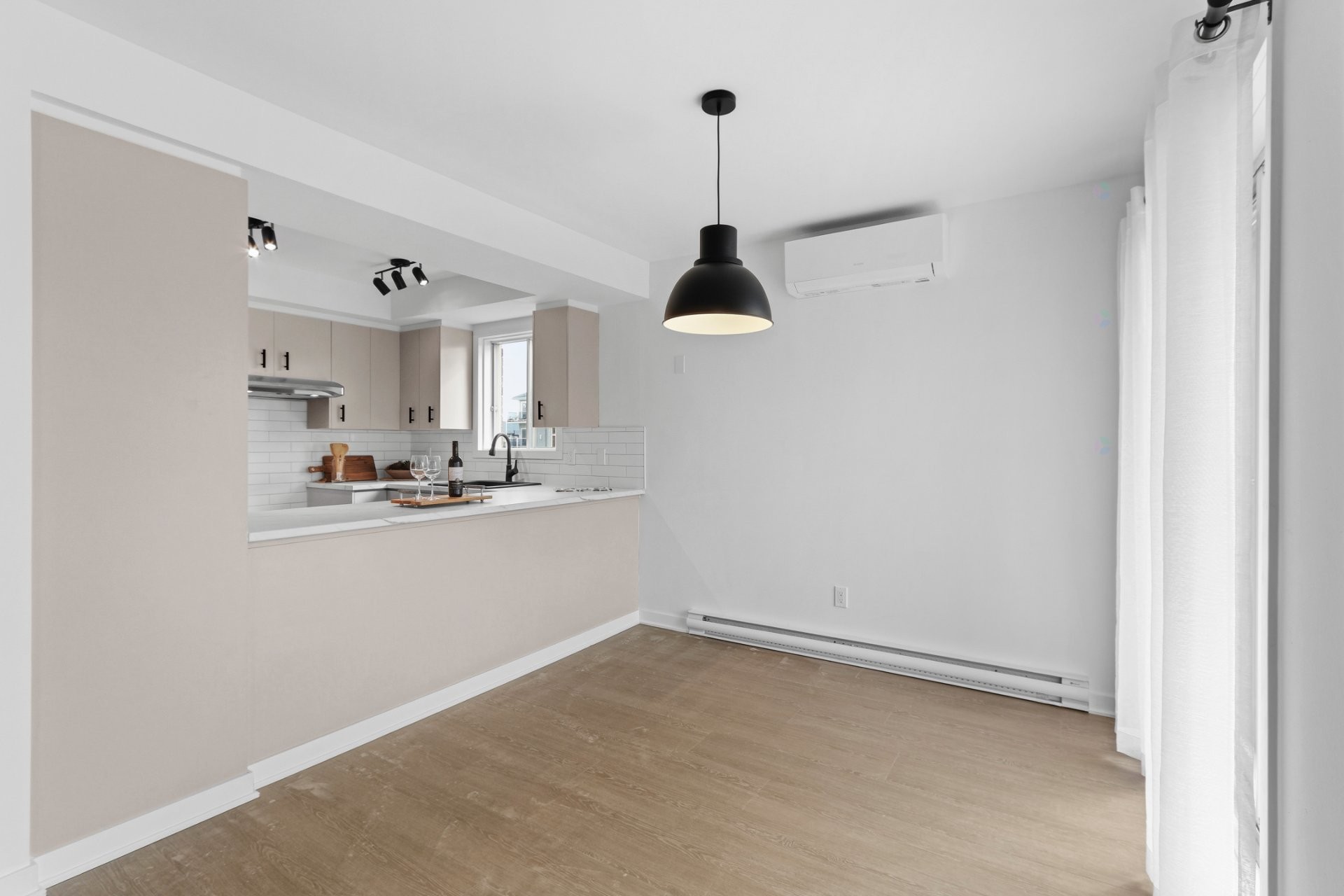 









112


Rue Richelieu

, 4,
Châteauguay,




QC
J6K5C3

