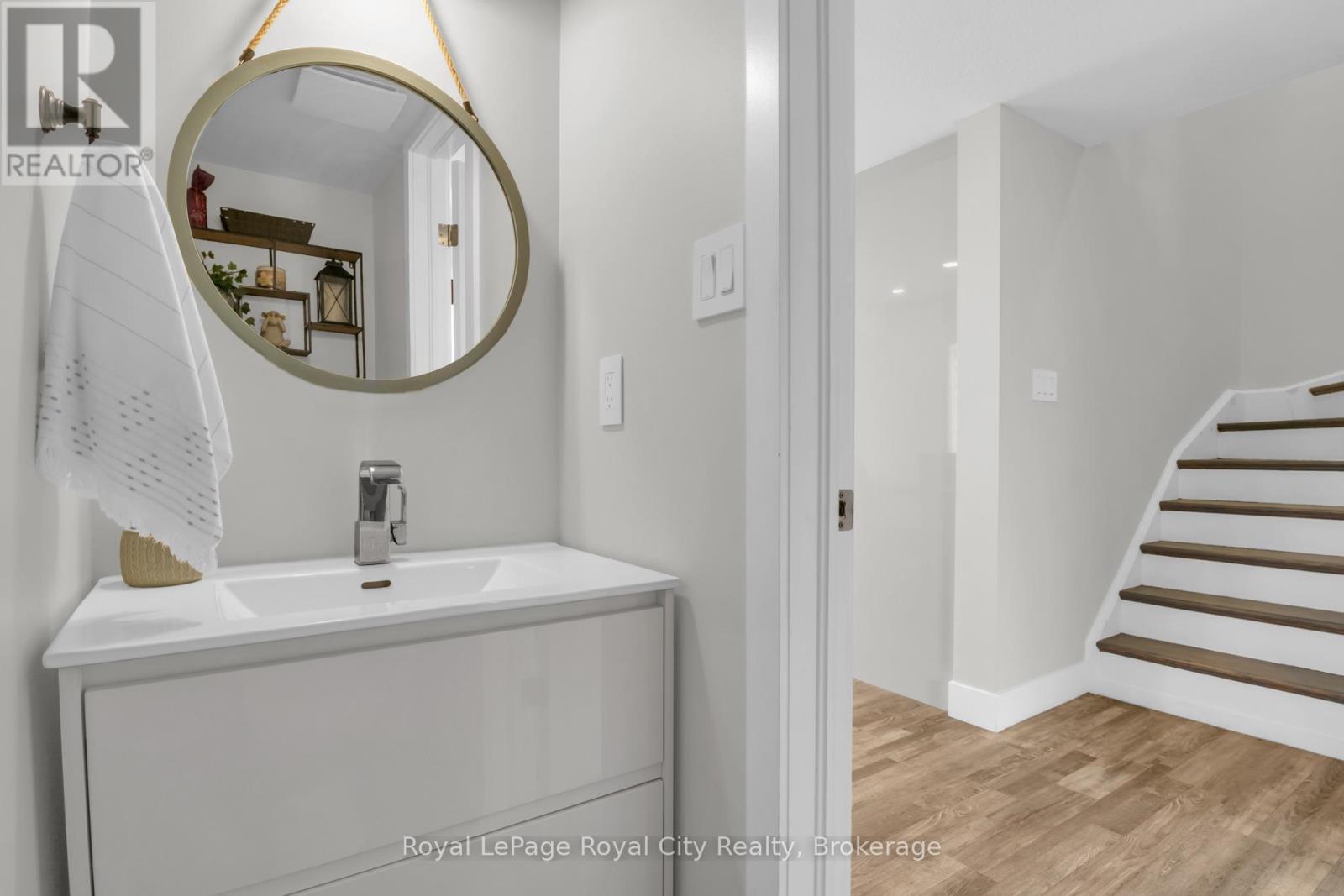 












155 STEPHANIE DRIVE

,
Guelph (Willow West/Sugarbush/West Acres),




Ontario
N1K1X7

