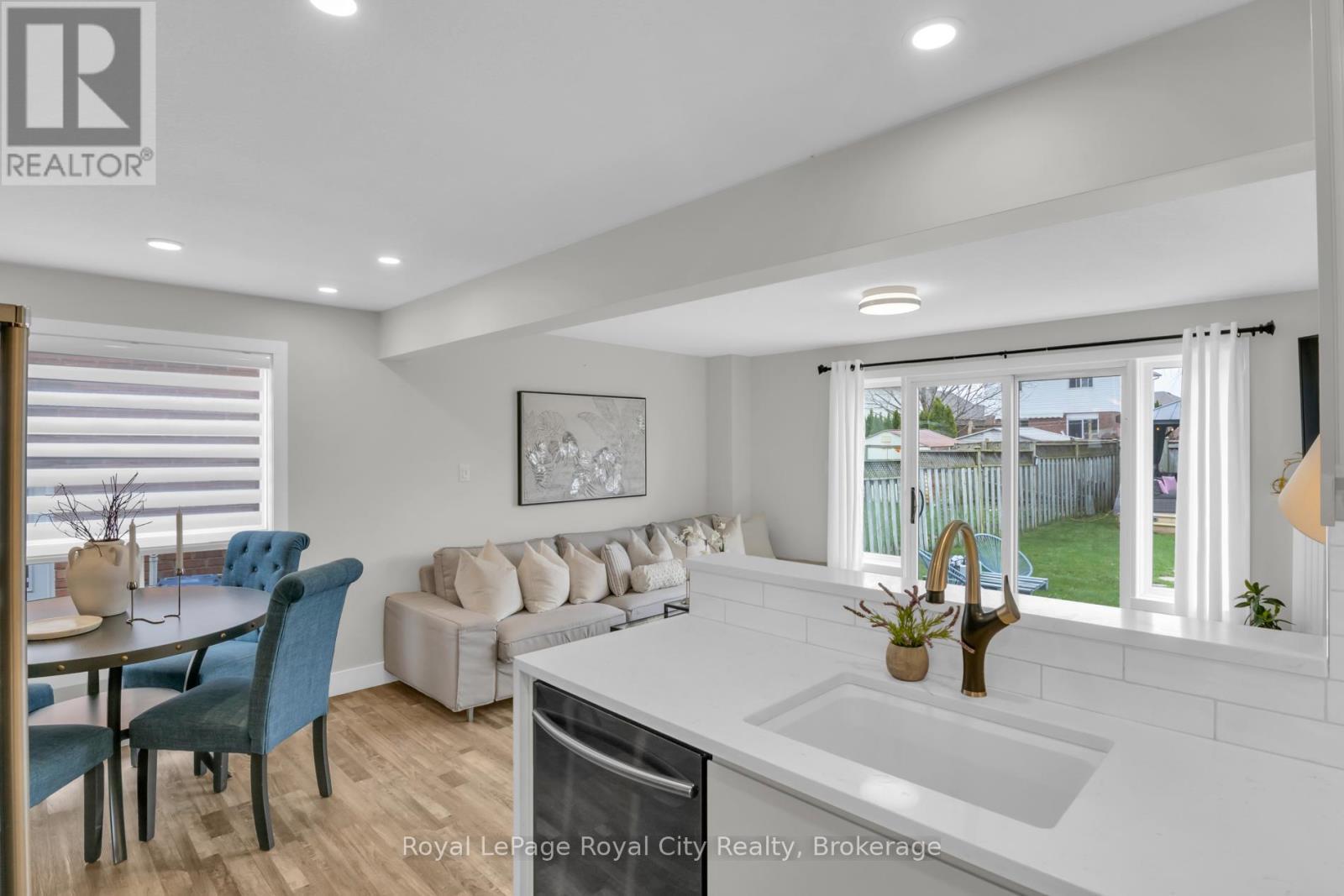 












155 STEPHANIE DRIVE

,
Guelph (Willow West/Sugarbush/West Acres),




Ontario
N1K1X7

