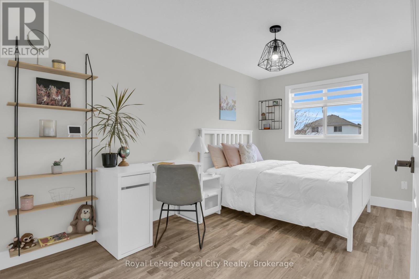 












155 STEPHANIE DRIVE

,
Guelph (Willow West/Sugarbush/West Acres),




Ontario
N1K1X7

