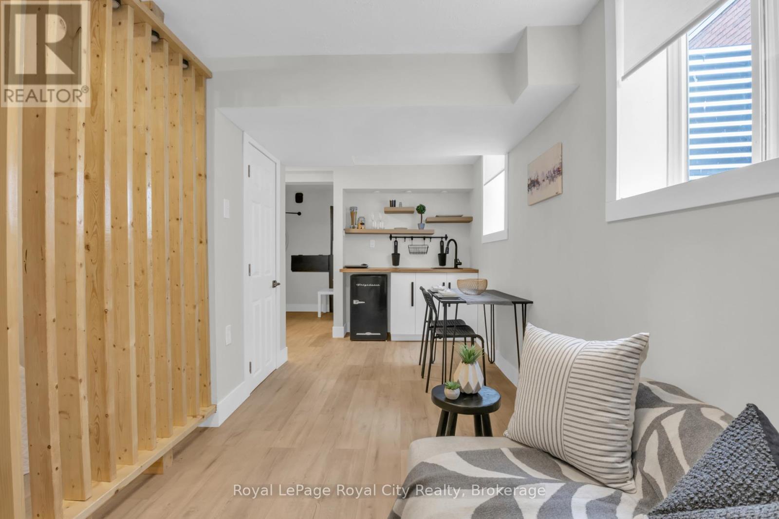 












155 STEPHANIE DRIVE

,
Guelph (Willow West/Sugarbush/West Acres),




Ontario
N1K1X7

