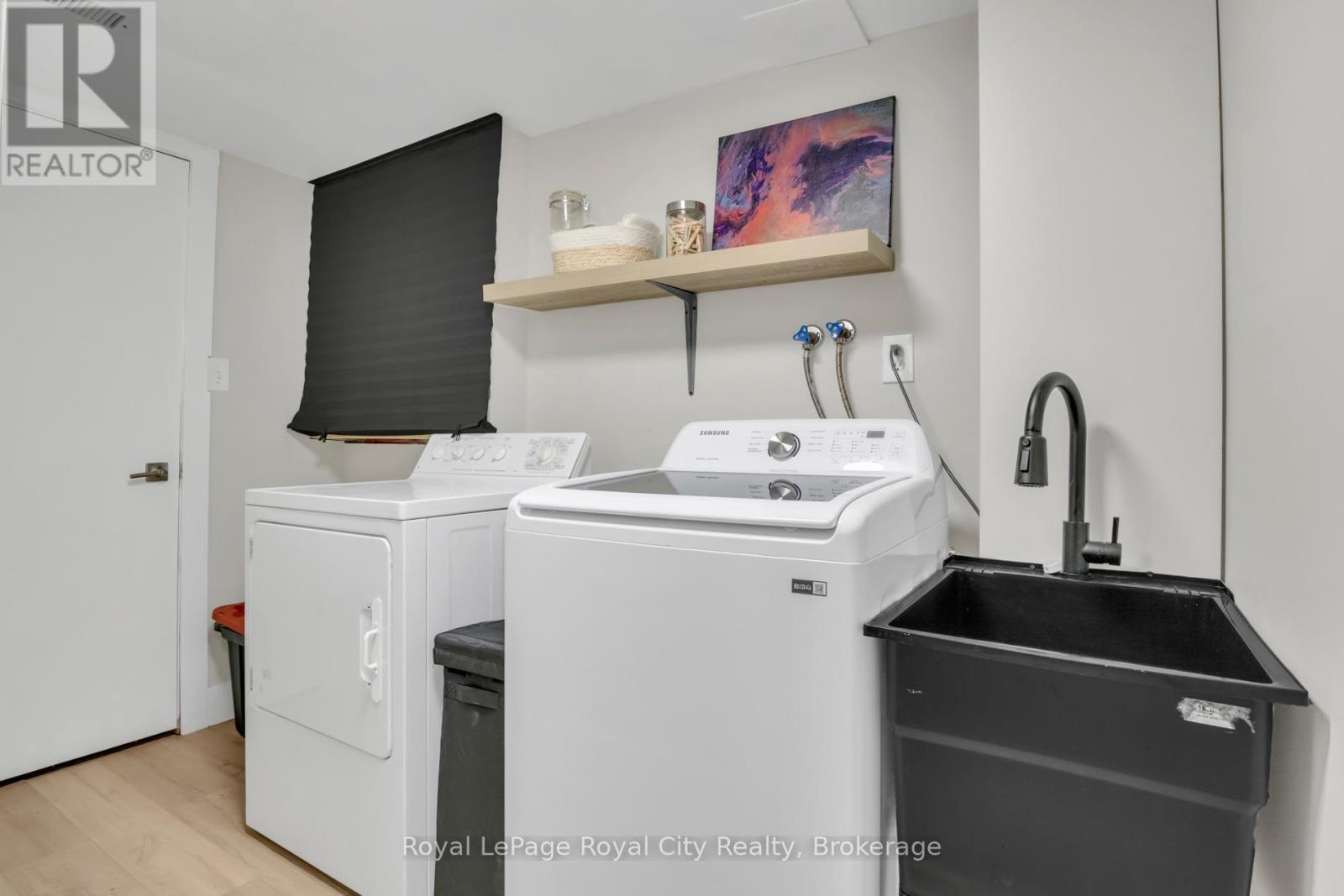 












155 STEPHANIE DRIVE

,
Guelph (Willow West/Sugarbush/West Acres),




Ontario
N1K1X7

