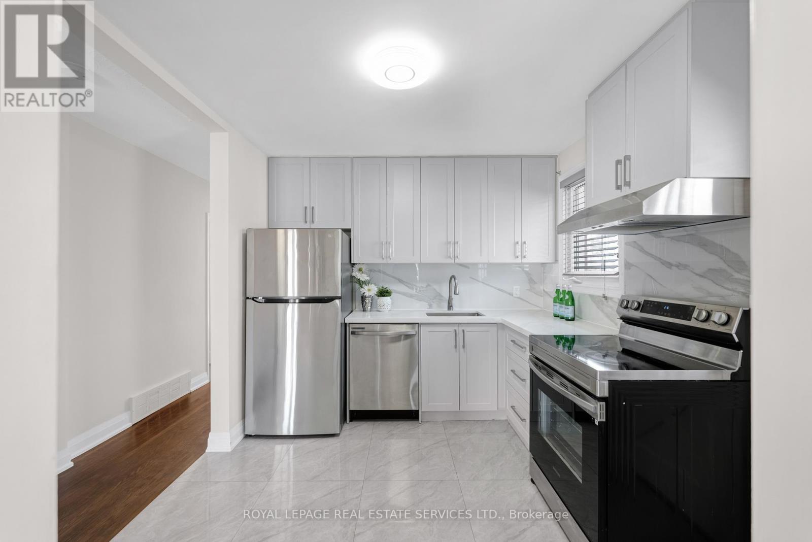 












1038 ALEXANDRA AVENUE

,
Mississauga,




Ontario
L5E1Z8

