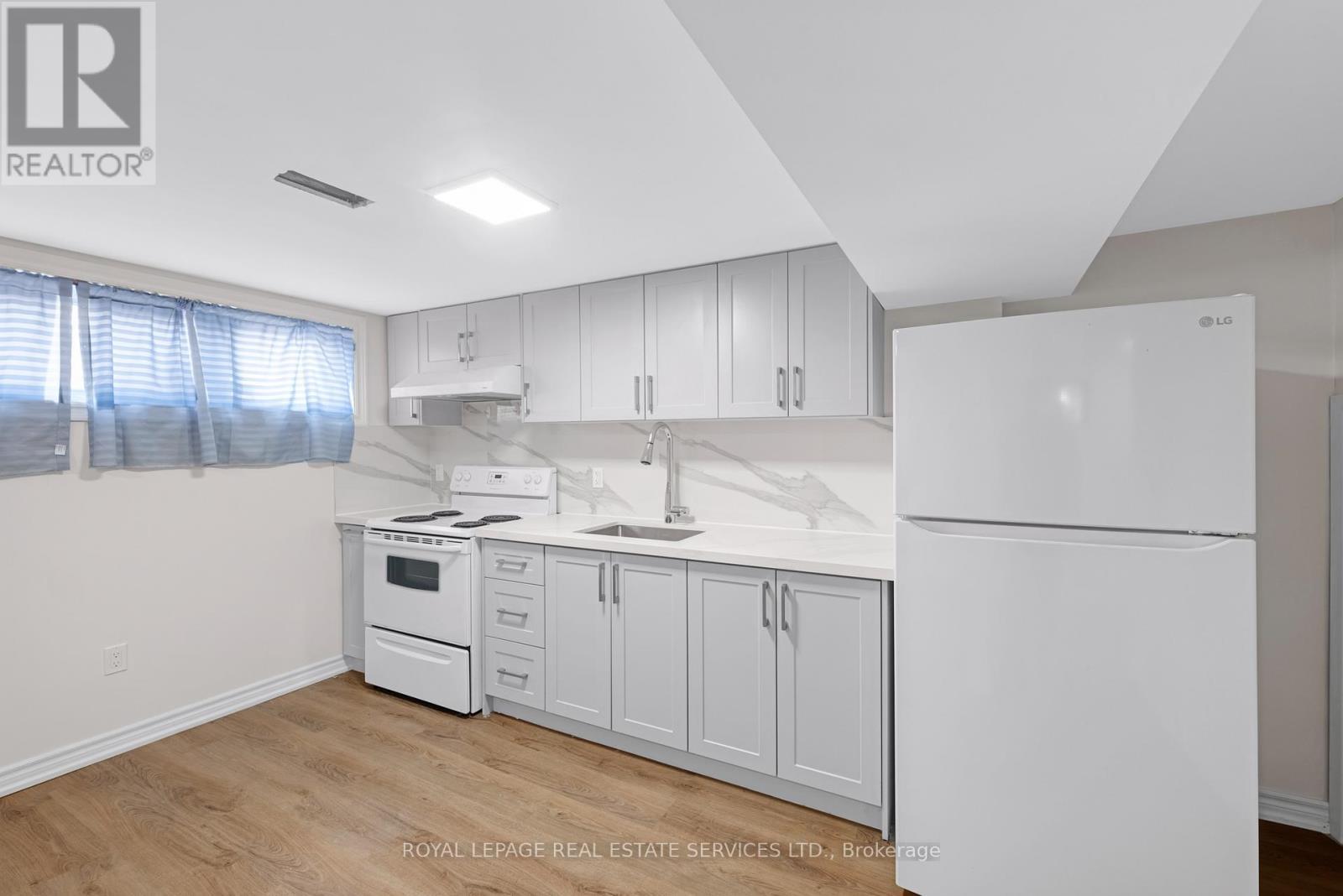 












1038 ALEXANDRA AVENUE

,
Mississauga,




Ontario
L5E1Z8

