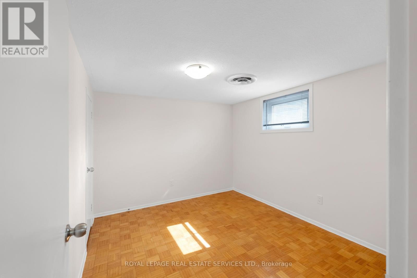 












1038 ALEXANDRA AVENUE

,
Mississauga,




Ontario
L5E1Z8

