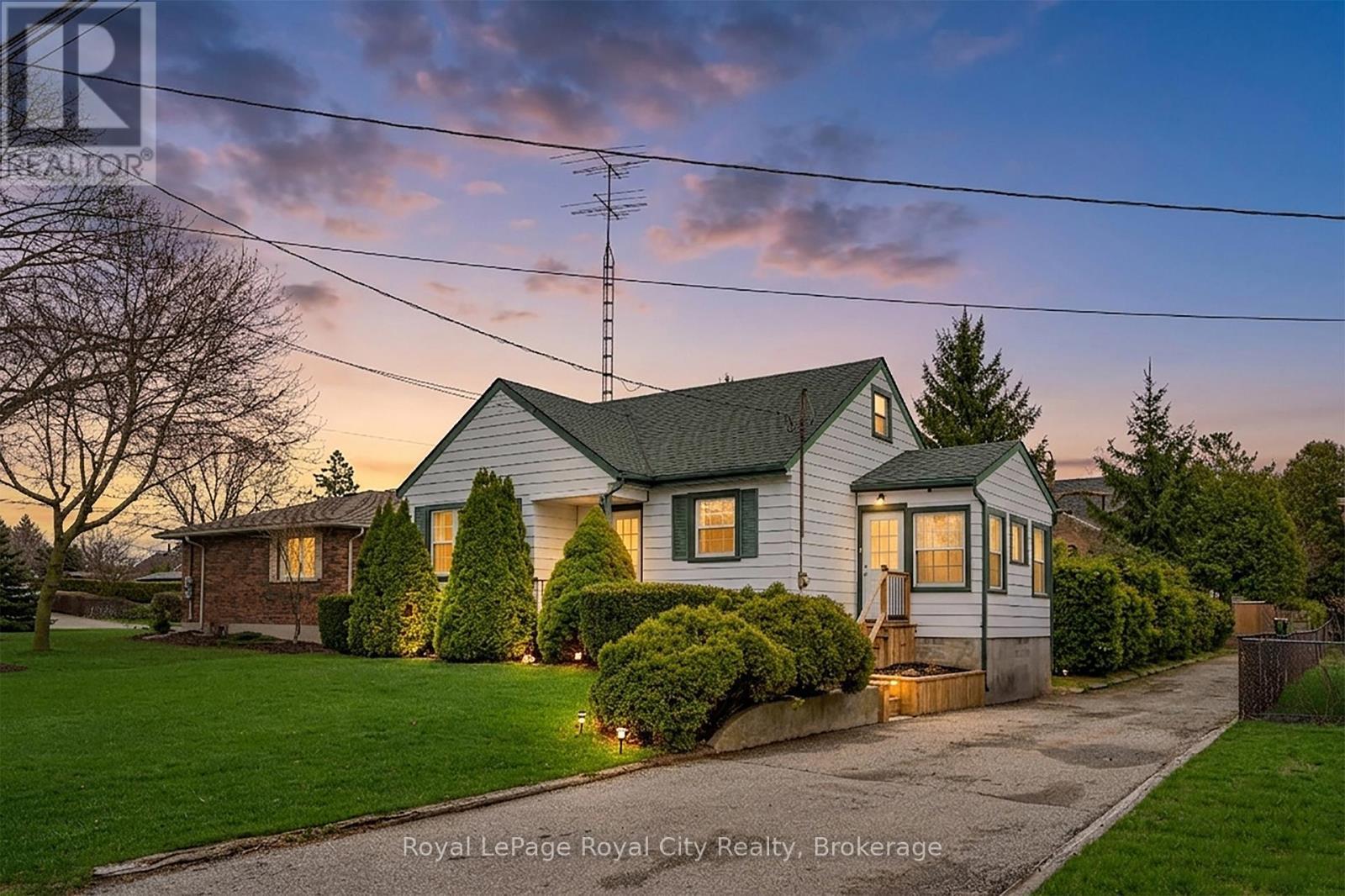 












513 SPEEDVALE AVENUE E

,
Guelph (Victoria North),




Ontario
N1E1P5

