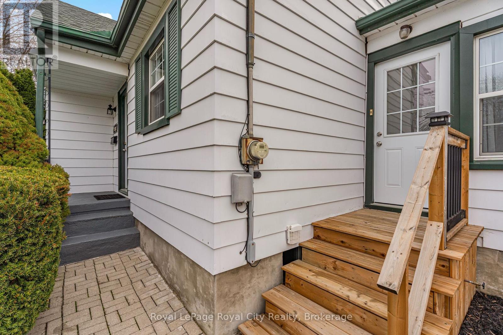 












513 SPEEDVALE AVENUE E

,
Guelph (Victoria North),




Ontario
N1E1P5

