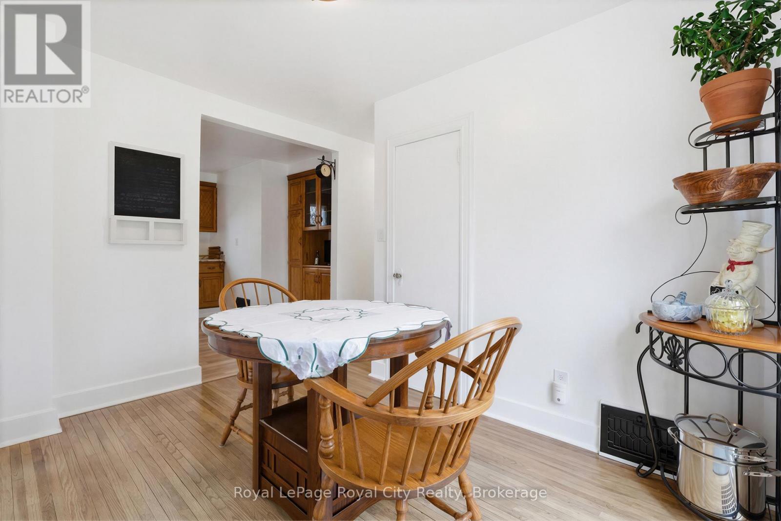 












513 SPEEDVALE AVENUE E

,
Guelph (Victoria North),




Ontario
N1E1P5

