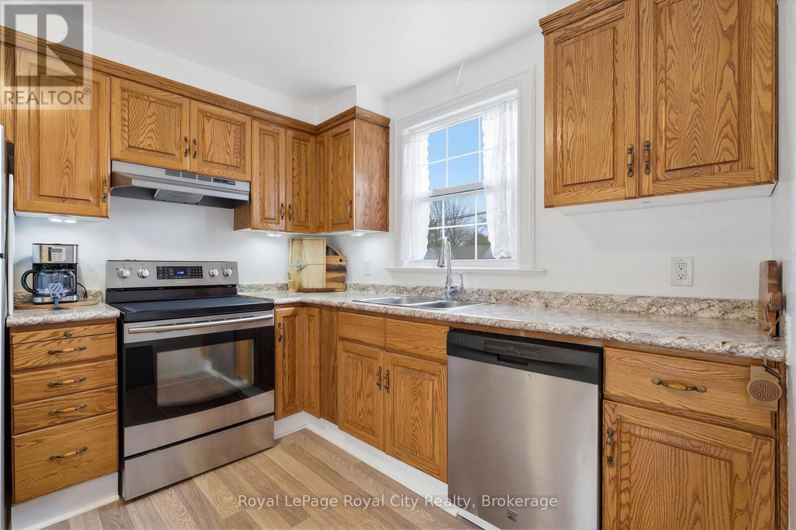 












513 SPEEDVALE AVENUE E

,
Guelph (Victoria North),




Ontario
N1E1P5

