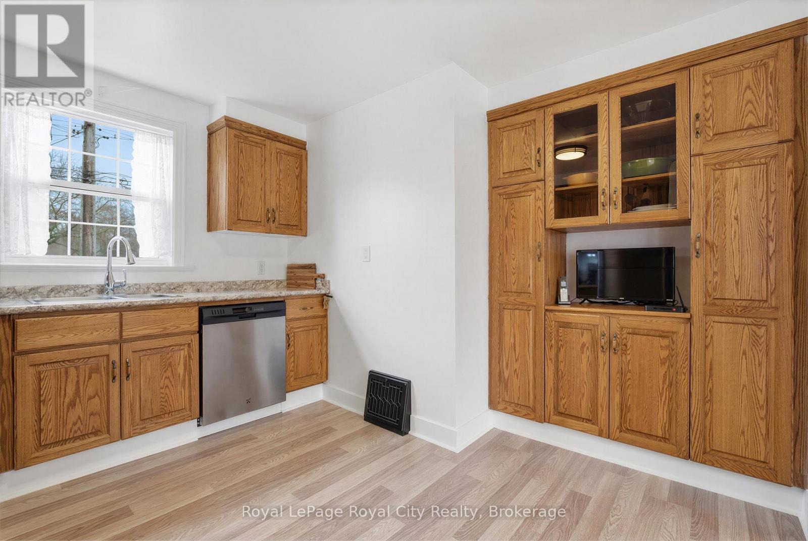 












513 SPEEDVALE AVENUE E

,
Guelph (Victoria North),




Ontario
N1E1P5

