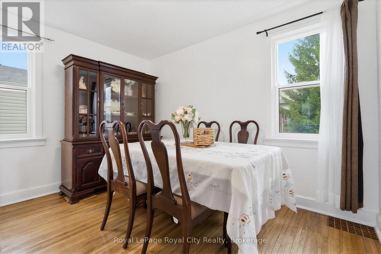 












513 SPEEDVALE AVENUE E

,
Guelph (Victoria North),




Ontario
N1E1P5

