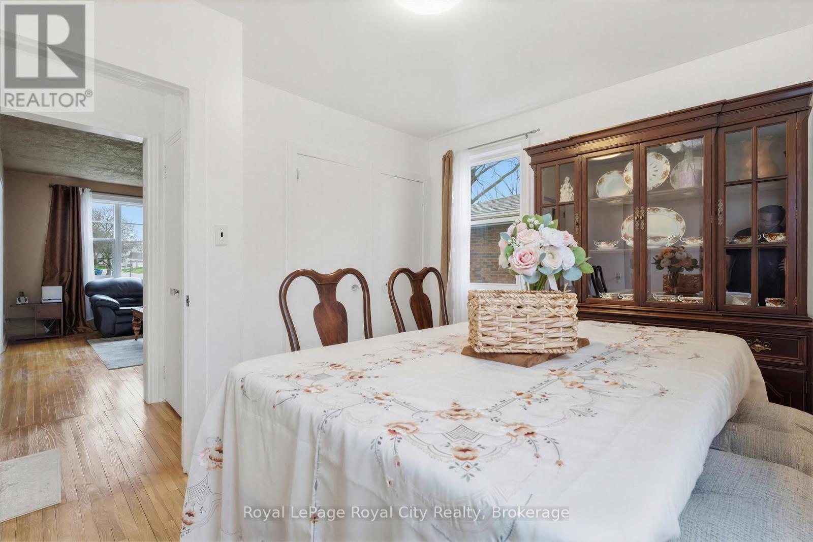 












513 SPEEDVALE AVENUE E

,
Guelph (Victoria North),




Ontario
N1E1P5

