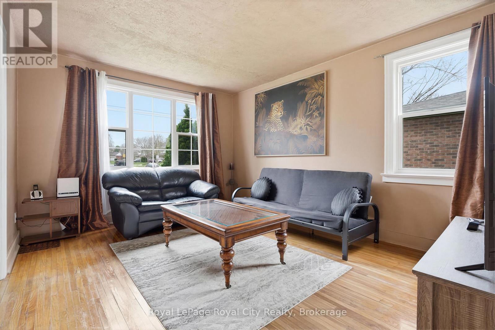 












513 SPEEDVALE AVENUE E

,
Guelph (Victoria North),




Ontario
N1E1P5


