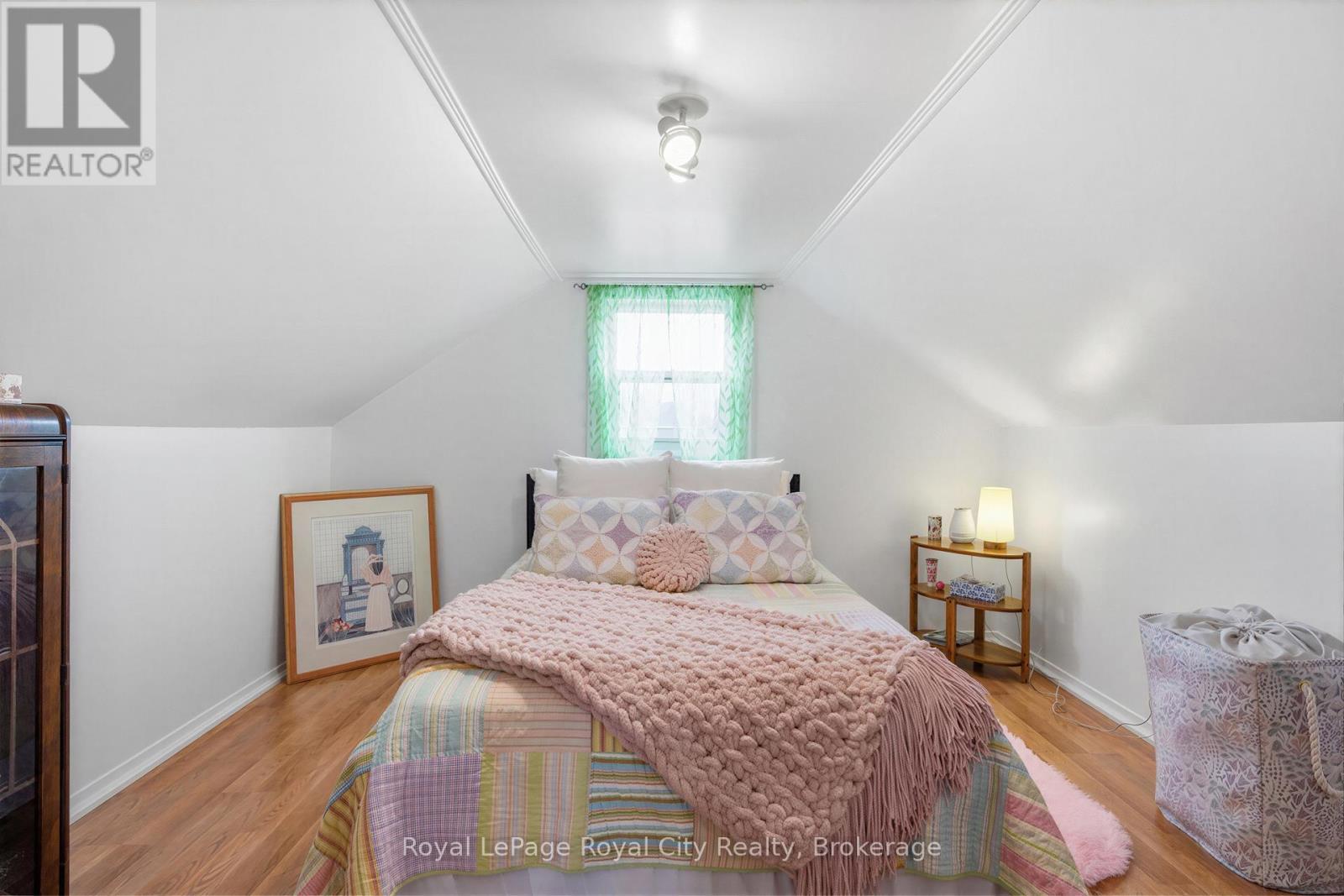 












513 SPEEDVALE AVENUE E

,
Guelph (Victoria North),




Ontario
N1E1P5

