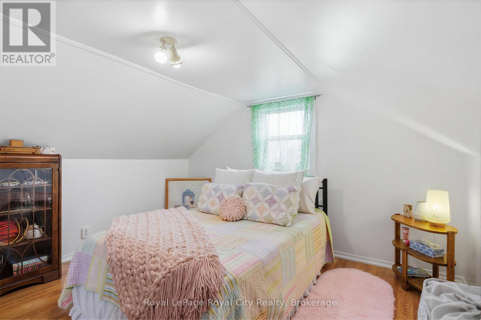 












513 SPEEDVALE AVENUE E

,
Guelph (Victoria North),




Ontario
N1E1P5

